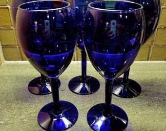 Vintage kobaltblauwe glazen bekers