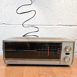 Vintage Midland Solid State AM/FM Radio
