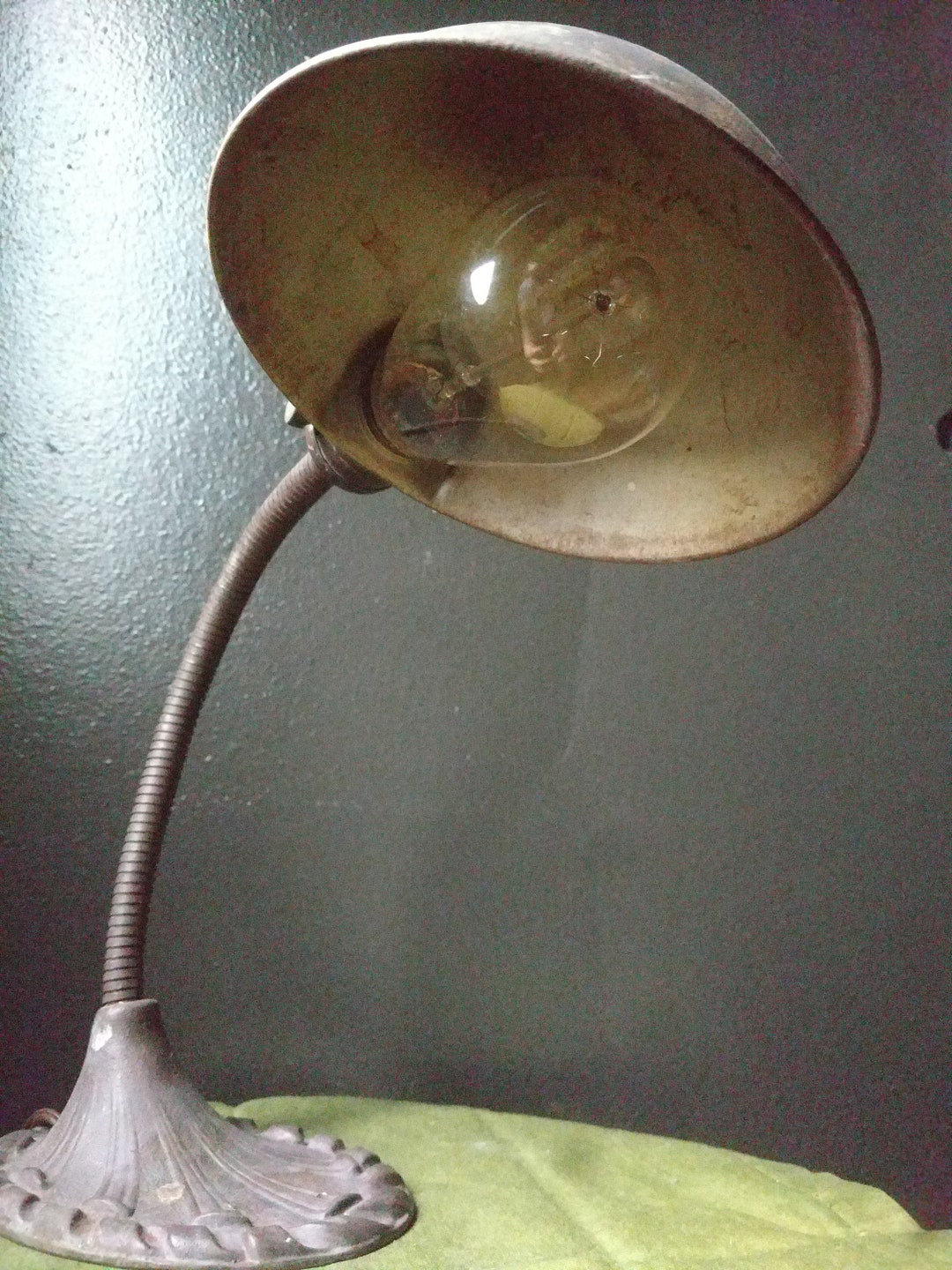 Vintage Aladdin Cast Iron Desk Lamp - Etsy, image size:1080x1440