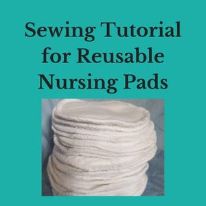 Könnte beinhalten: Ein Stapel weißer wiederverwendbarer Stillkissen aus weichem Stoff für stillende Mütter.