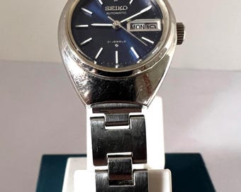 Vintage Seiko automatisk damklocka med blå urtavla och dag- och datumfunktion Ref: 2706-0090