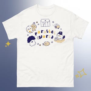 Może przedstawiać: Biały t-shirt z krótkim rękawem z centralną grafiką zawierającą napis "parallel world" w kolorze ciemnoniebieskim i żółtym. Wzór przedstawia różne małe postacie z kreskówek, pszczołę, zarys budynku oraz małe kwiatki ułożone w okrąg.