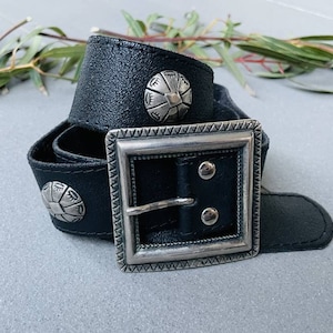 VINTAGE HIGHWAISTED GÜRTEL • Schwarzer Leder-Nietengürtel • Kleiner Damengürtel • Silberschnalle • Designer Vintage • Western Cowboy Taillengürtel