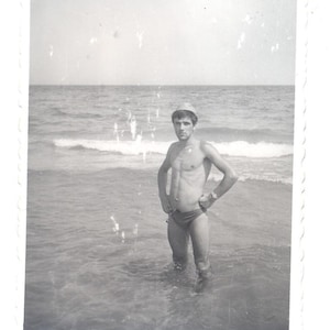Set di 6 foto vintage anni '60 Belli uomini sulla spiaggia in costume da bagno. Fotografia originale trovata Foto originali. Foto a tua scelta