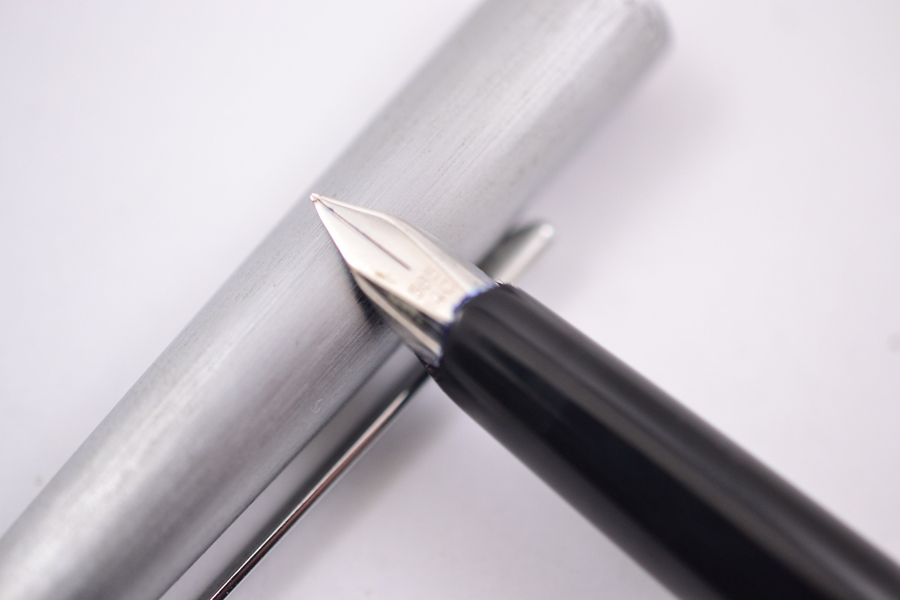 低価格で大人気の PELIKAN 21 SILVEXA ヘアライン14K万年筆 70