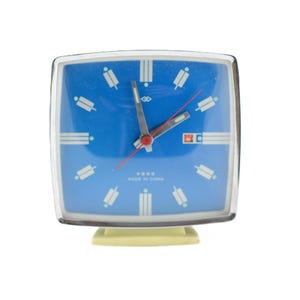 Vintage alarm clock DIAMOND CHINA mehanical. Working Vintage clock. Old alarm clock.