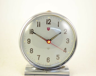 Vintage alarm clock DIAMOND SHANGHAI CHINA mehanical. Working Vintage clock. Old alarm clock.