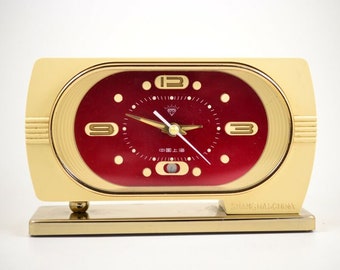 Vintage alarm clock DIAMOND SHANGHAI CHINA mehanical. Working Vintage clock. Old alarm clock.