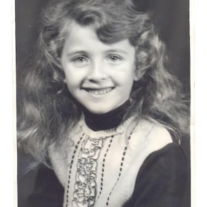 Fotografía de los años 1970, retrato de niña pequeña, fotografía infantil, retrato, foto vintage, fotografía original encontrada, fotos originales.