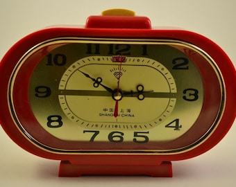 Vintage alarm clock DIAMOND SHANGHAI CHINA mehanical. Working Vintage clock. Old alarm clock.