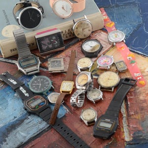 Lot of 20 Wristwatch Vintage - broken for parts or interior