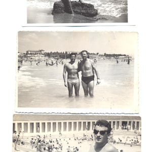Set di 3 foto vintage anni '60 Belli uomini sulla spiaggia in costume da bagno. Fotografia originale trovata Foto originali. Foto a tua scelta