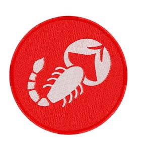 Op de afbeelding: Rode geborduurde patch met een witte schorpioen en een witte cirkel met een witte pijl erin.