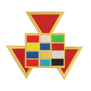 以下が含まれることがあります： 上部に赤い三角形、下部に赤い三角形が2つある、金色の枠で囲まれた幾何学模様。模様の中央には、9つの小さな正方形が並んだ正方形があり、それぞれ異なる色で塗りつぶされています。赤、白、緑、黄、青、金、白、ターコイズ、黒です。