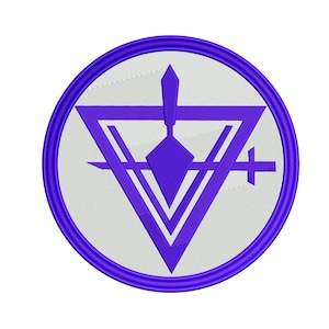 Puede incluir: Un parche bordado morado con fondo blanco. El parche presenta un triángulo con una paleta en su interior y una cruz en el lado derecho.