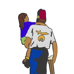 Può includere: Un uomo con un fez rosso e una camicia bianca con un emblema dorato porta un bambino sulle spalle. L'uomo tiene un bastone di legno nella mano destra. Il bambino indossa una camicia viola e ha i capelli castani.