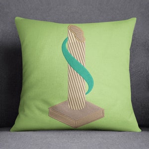 Può includere: Un cuscino verde con un disegno ricamato di una colonna marrone con un nastro verde avvolto attorno. La colonna è su una base marrone.