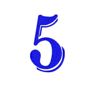 Può includere: Un numero cinque blu con un carattere stilizzato. Il numero è contornato di bianco e ha un aspetto testurizzato.