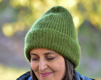 Femme bonnet Mohair, chapeau en tricot vert, bonnet moelleux, chapeau à bord replié, bonnet tricoté à la main, cadeau de petite amie de Noël