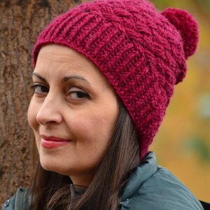 Bonnet en alpaga rouge, bonnet au crochet pour femme, bonnet tricoté à la main, bonnet d'hiver rouge bordeaux, cadeau pour elle, bonnet avec pompon, cadeau de fête des mères image 4