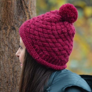 Bonnet en alpaga rouge, bonnet au crochet pour femme, bonnet tricoté à la main, bonnet d'hiver rouge bordeaux, cadeau pour elle, bonnet avec pompon, cadeau de fête des mères image 2