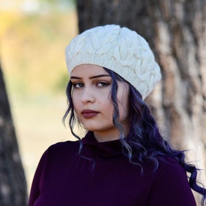 Handgestrickte Baskenmütze aus Merinowolle: Weiss Zopfmuster