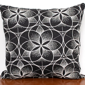 Flower of Life Pillow – Sacred Geometry Meditation Cushion, Boho Yoga Decor, Spiritual Throw Pillow for Crystal Grid & Energy Healing