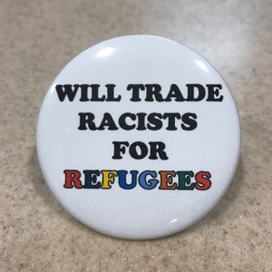 Épinglette ou aimant « échangera des racistes contre des réfugiés » 2 1/4 po.