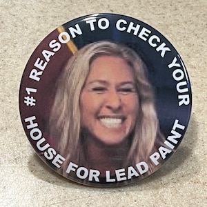 Anti Marjorie Taylor Greene Button oder Magnet