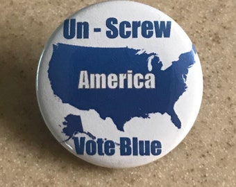 Demokratischer Pin-Button oder Magnet ""Un-Screw America"" 2-er Pack, Vote Blue VERSAND KOSTENLOS."