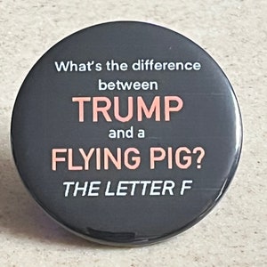 Botón o imán anti-Trump "¿Cuál es la diferencia entre TRUMP y un CERDO VOLADOR? La letra F
