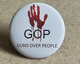 GOP=Guns Over People Pin-Back Buttons oder Magnet.