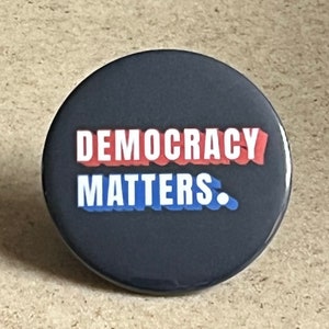 Democracy Matters Buttons oder Magnet.