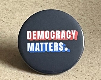 Democracy Matters Buttons oder Magnet.