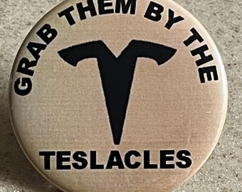 Packe sie bei den Teslacles Pin-Backs oder Magneten
