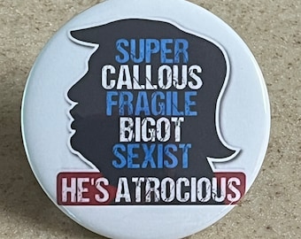 Anti-Trumpf Pins oder Magnet ""Super Callous Fragile Bigot Sexist He's Atrocious""