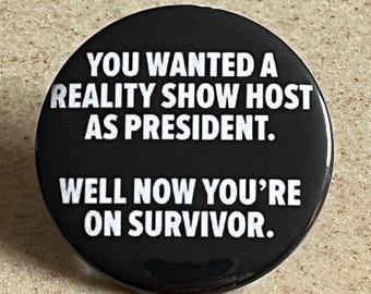 Anti-Trumpf Pin-Button oder Magnet "Sie wollten eine Realität TV-Moderatorin als Präsident, jetzt sind Sie bei ""Survivor""."