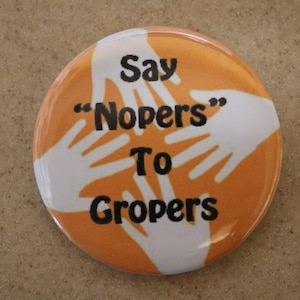 Nopers to Gropers &#39;Anti-Trump&#39;-speldknop of -magneet