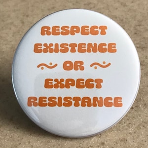 Puede incluir: Botón blanco con texto naranja que dice "Respeta la existencia o espera resistencia".