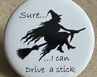 Ein witziger Pin-back Magnet oder Button. "Sure I Can Drive a Stick" Ich denke, Sie können dieses Jahr die Runde tragen."