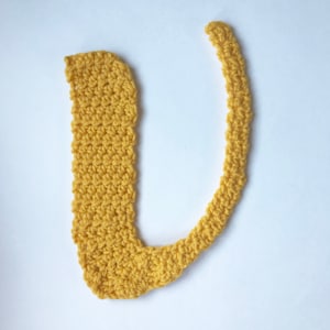 ANGELS & RAINBOWS font crochet letter V pattern, crochet letter pattern, crochet alphabet, crochet letter, crochet letter appliqué, monogram