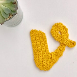 ANGELS & RAINBOWS font crochet letter v pattern, crochet letter pattern, crochet alphabet, crochet letter, crochet letter appliqué, monogram
