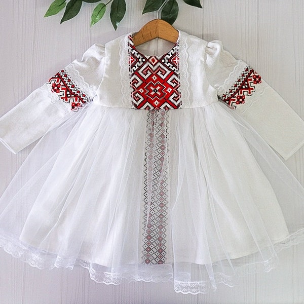 Robe de baptême de style ukrainien, robe de bébé vyshyvanka à manches longues en lin, cadeau ukrainien, tenue traditionnelle