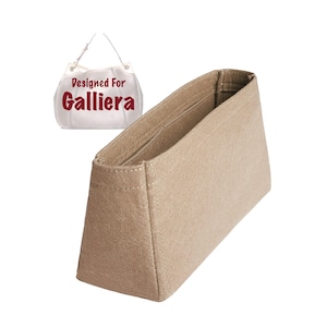Peut inclure: Insert de sac en feutre beige conçu pour le sac Gallieria. L'insert comporte plusieurs poches et compartiments pour aider à organiser le sac.