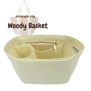 Op de afbeelding: Cr&egrave;mekleurige vilten tassenorganizer met meerdere vakken en een vak met ritssluiting. De organizer is ontworpen voor een Woody Basket, zoals aangegeven door de tekst "Designed for Woody Basket" bovenaan de afbeelding.