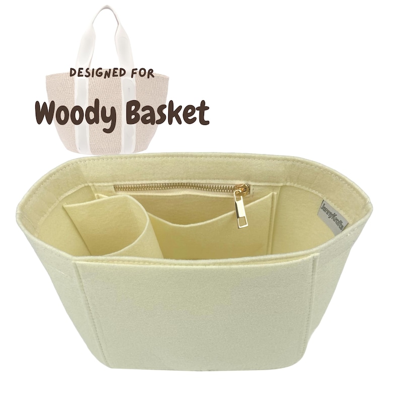 Op de afbeelding: Cr&egrave;mekleurige vilten tassenorganizer met meerdere vakken en een vak met ritssluiting. De organizer is ontworpen voor een Woody Basket, zoals aangegeven door de tekst "Designed for Woody Basket" bovenaan de afbeelding.