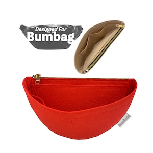 Puede incluir: Organizador de bolso de fieltro rojo con cremallera dorada, y un organizador de fieltro beige con múltiples bolsillos y cremallera dorada. La imagen también muestra un gráfico negro que dice "Designed For Bumbag".