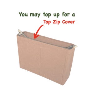 Może przedstawiać: Wkład do torby z beżowego filcu z zamkiem błyskawicznym. Tekst "You may top up for a Top Zip Cover" jest widoczny nad torbą.
