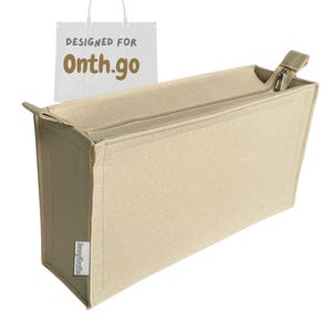 Op de afbeelding: Beige vilten tas organizer met een ritssluiting en een klein handvat. De tas heeft een rechthoekige vorm en een label met de tekst "easyKraft". De tekst "DESIGNED FOR Onth.go" staat op de achtergrond.