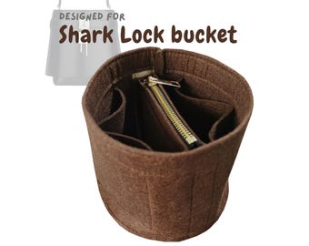 Op de afbeelding: Bruine vilten tas organizer met meerdere compartimenten en een vak met ritssluiting. De tekst "DESIGNED FOR Shark Lock bucket" is zichtbaar. De organizer is ontworpen voor een Shark Lock bucket tas.